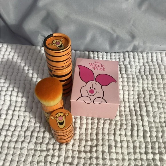 SPECTRUM Disney Winnie the Pooh Tigger Kabuki Brush & Piglet Sponge Set Limit Ed - Picture 2 of 7